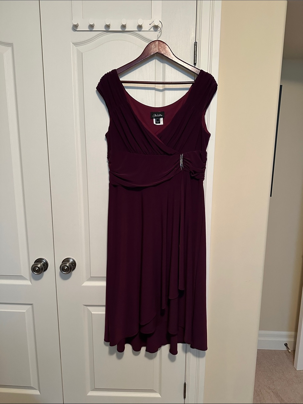 Sleeveless V-Neck Midi Dress in Plum